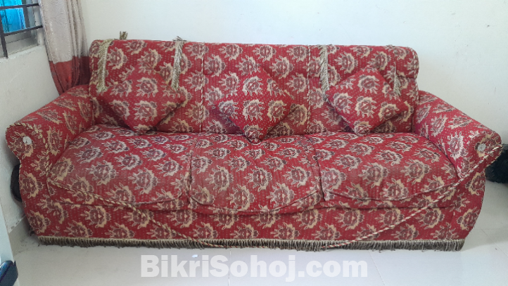 ৪ সিটের সোফা (৩টা+১টা) ১টি টি-টেবিল (১টি 2সিটের সোফা ফ্রি)